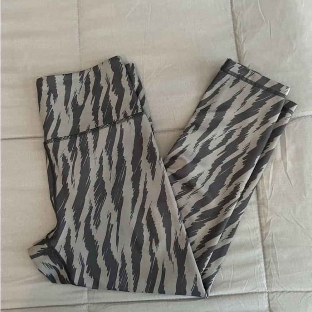 ZYIA Gray and Black Patterned Leggings Size 6/8